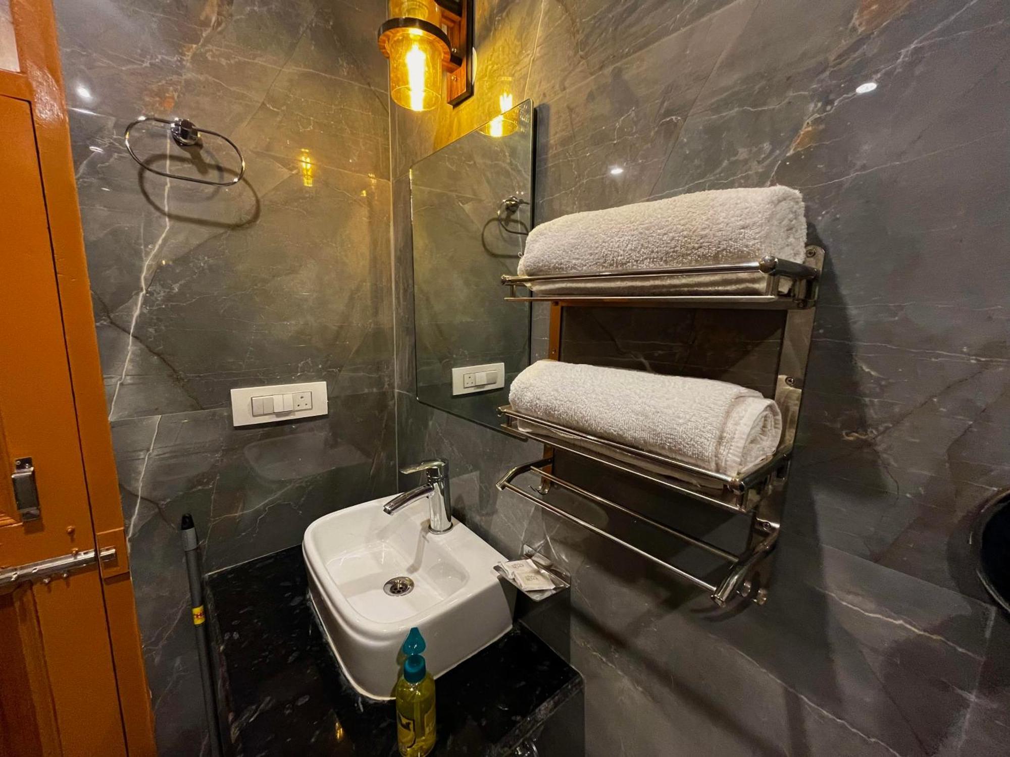 Hotel Mid Orchard Kasol L River Side -Pure Veg Hotel 外观 照片